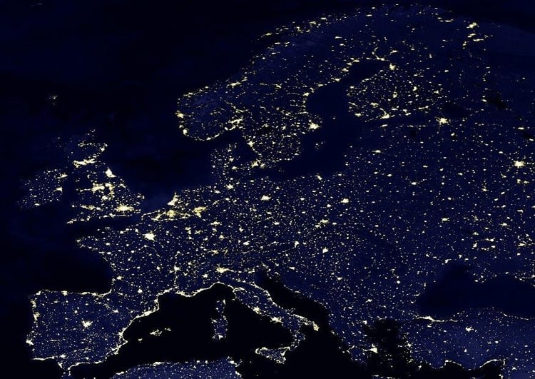 Foto a terra a noite - Ã¡reas urbanizadas na Europa