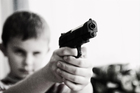 Fotos criança com uma arma