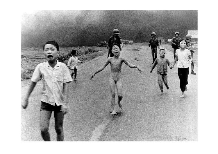 Foto crianÃ§as depois do ataque a Napalm