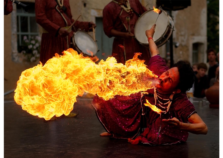 Foto engolidor de fogo da "Jaipur Maharaja Brass Band"
