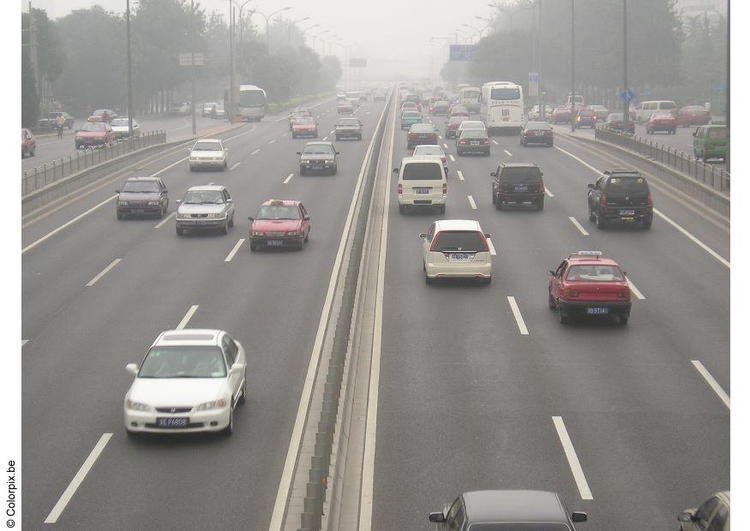 Foto estrada com neblina em Pequim 