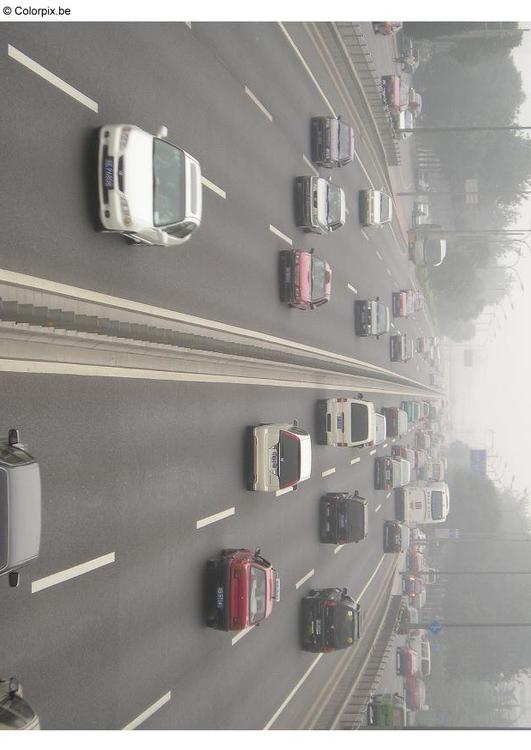 estrada com neblina em Pequim 