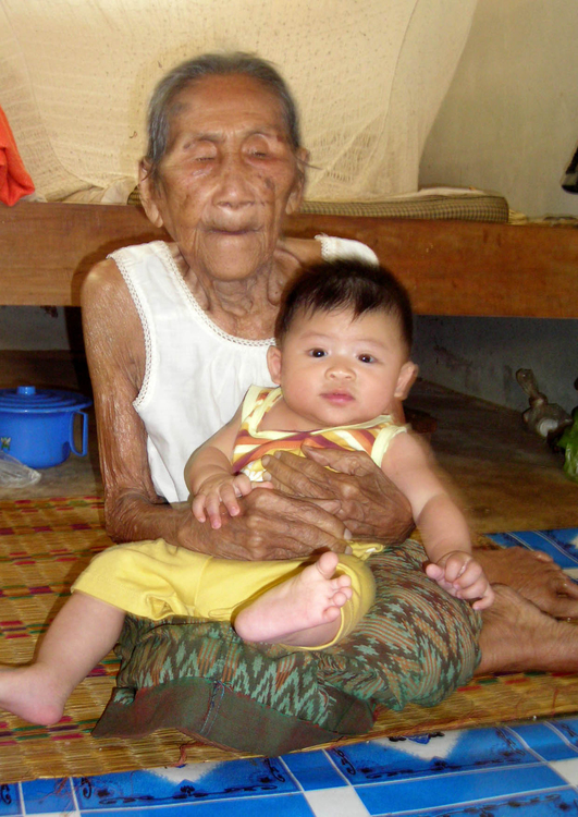Foto idoso e jovem - senhora idosa com bebÃª