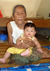 Fotos idoso e jovem - senhora idosa com bebê