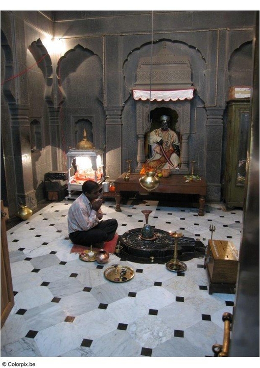 Foto orando em um templo
