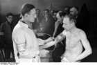 Fotos Polônia - gueto Varsóvia - homens fazendo exames médicos 