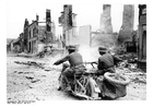 Fotos soldados passando pelas ruínas - França