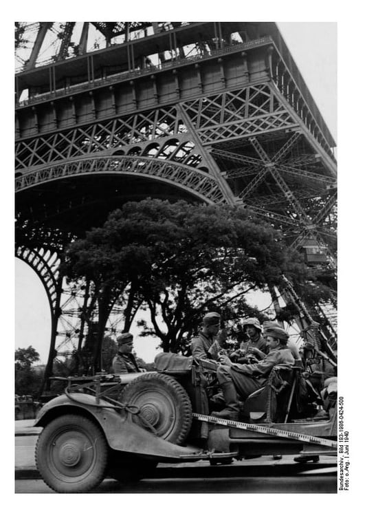 Foto soldados sob a Torre Eiffel