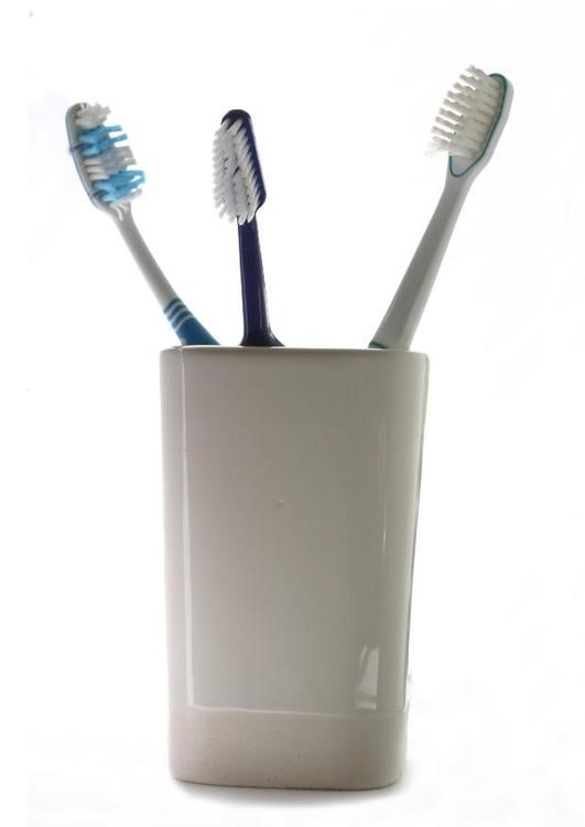 trÃªs escovas de dentes 