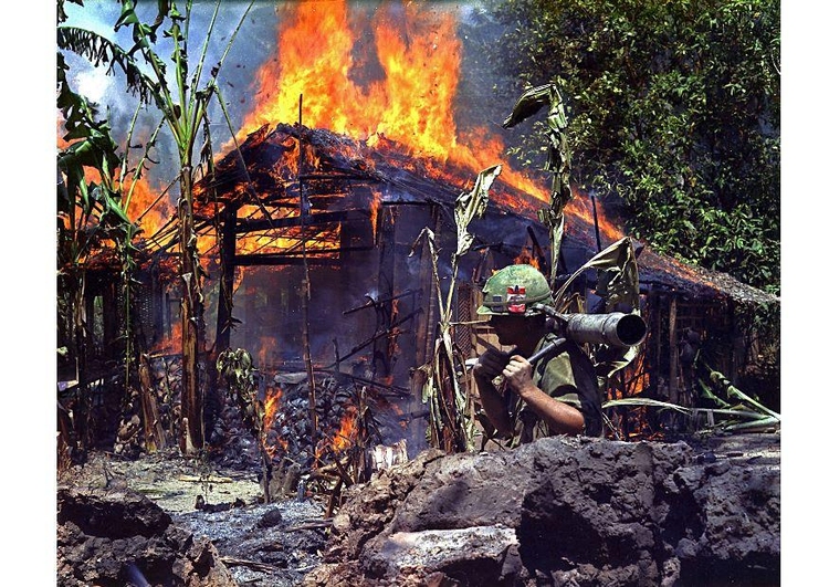 Foto acampamento Vietnamita incendiado 