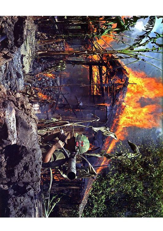 acampamento Vietnamita incendiado 