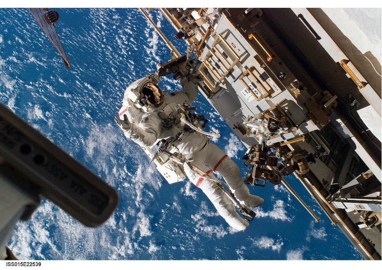 Foto astronauta na estaÃ§Ã£o espacial