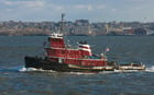 barco rebocador no porto de Nova Iorque 