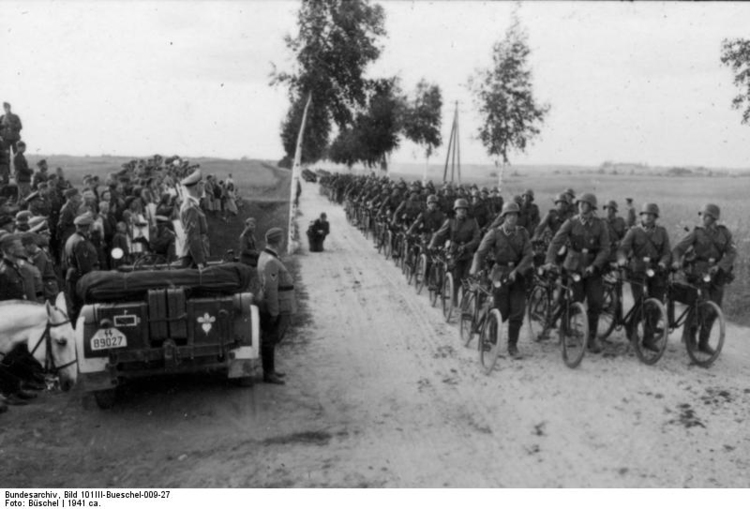 Foto Bueschel  - Himmler inspeciona as tropas 