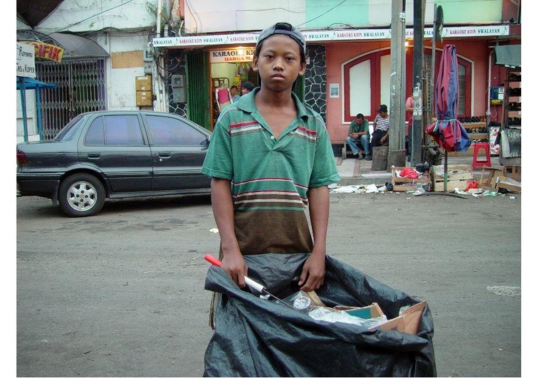 Foto catador de lixo em Jacarta, IndonÃ©sia 