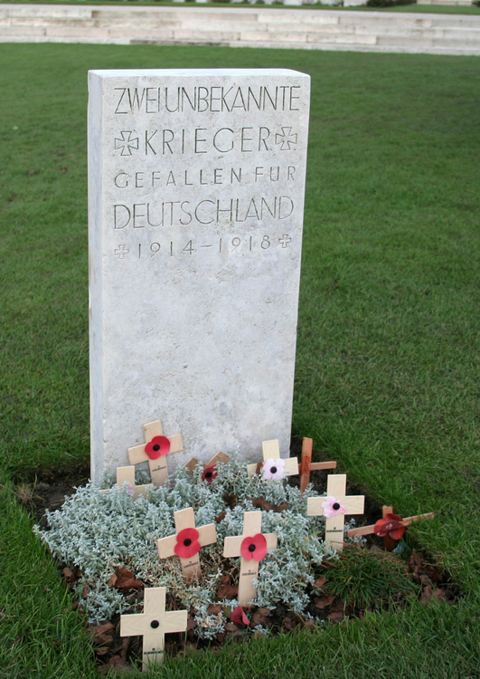 Foto cemitÃ©rio Tyne Cot - tÃºmulo do soldado alemÃ£o 