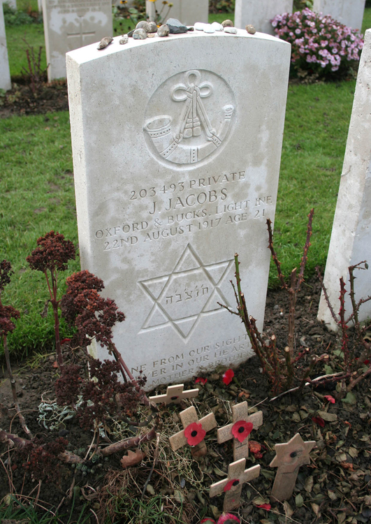 Foto cemitÃ©rio Tyne Cot, tÃºmulo do soldado judeu 