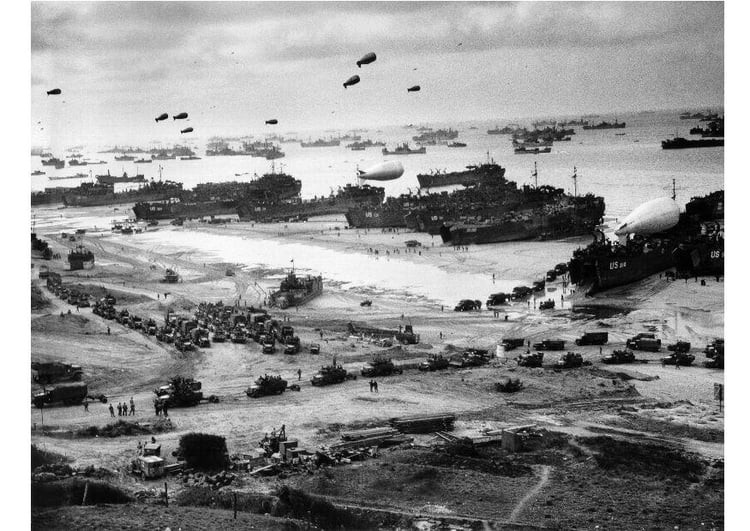 Foto desembarque na Normandia, fornecimento de material