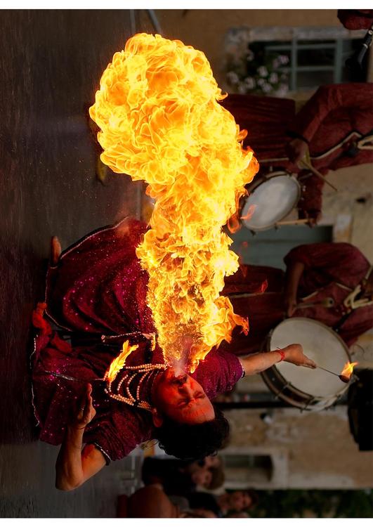 engolidor de fogo da "Jaipur Maharaja Brass Band"