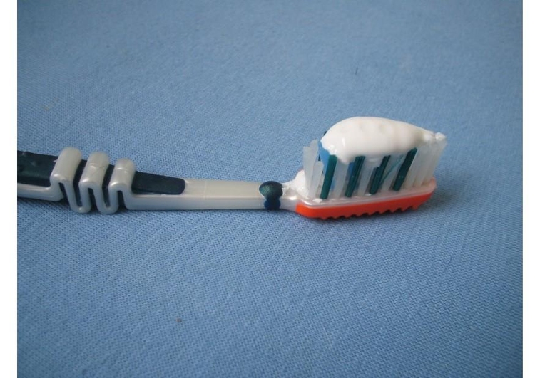 Foto escova de dente com pasta de dente 
