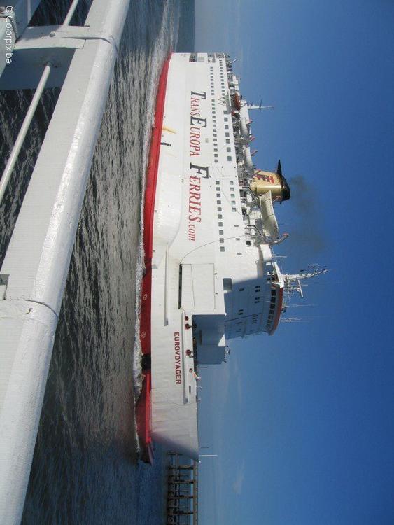 ferry entra no porto