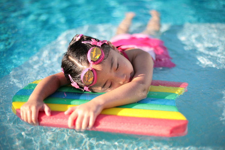 Foto menina na piscina 