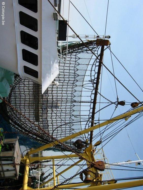 navio pesqueiro com redes