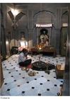 Fotos orando em um templo
