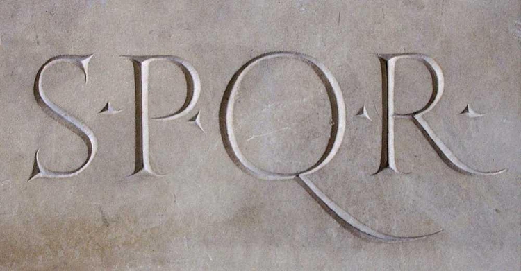 Foto pedra Spqr - Senatus Populusque Romanu