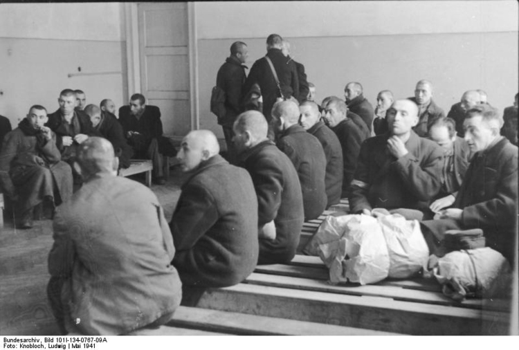 Foto PolÃ´nia - gueto de VarsÃ³via - homens aguardando 