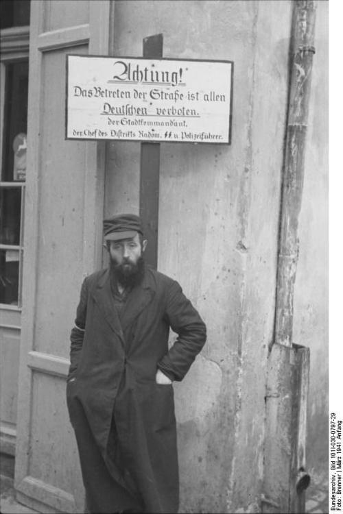 PolÃ´nia - gueto Random - judeu em frente a cartaz de proibido