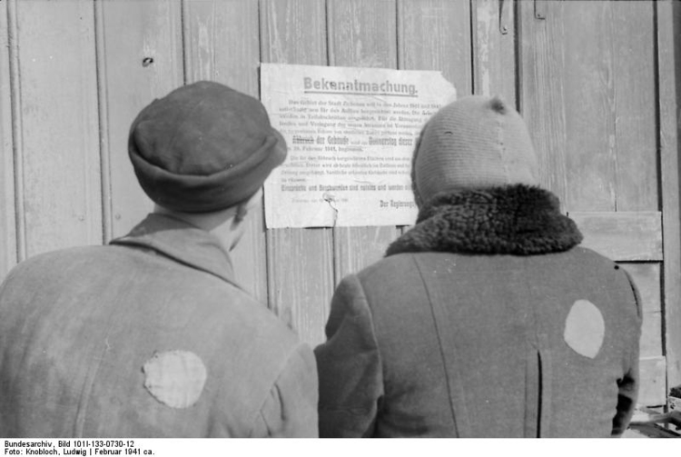 Foto PolÃ´nia - Ziechnau - judeus na frente de um informe 