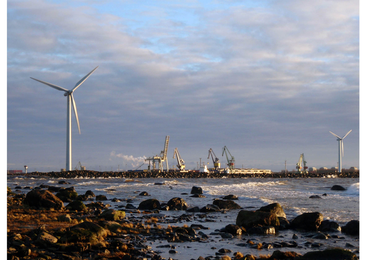 Foto porto com moinhos de vento