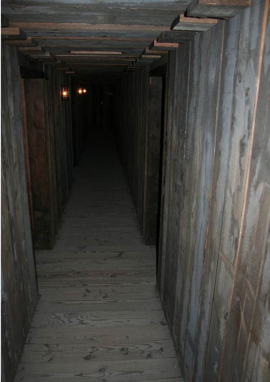Foto reconstruÃ§Ã£o dos corredores de um esconderijo 