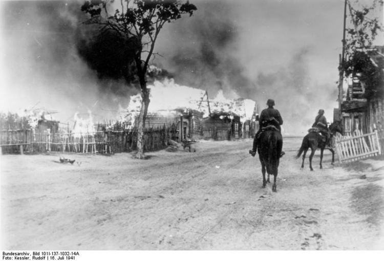 Foto Russia - vilarejo em chamas com a cavalaria