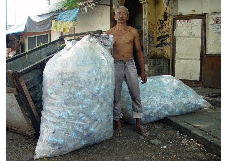 Foto separando lixo reciclÃ¡vel, favela em Jakarta