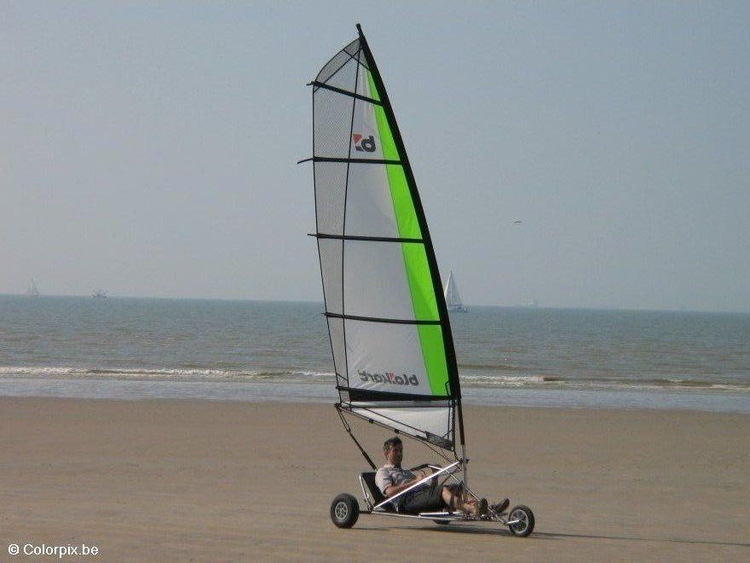 Foto windsurf de areia