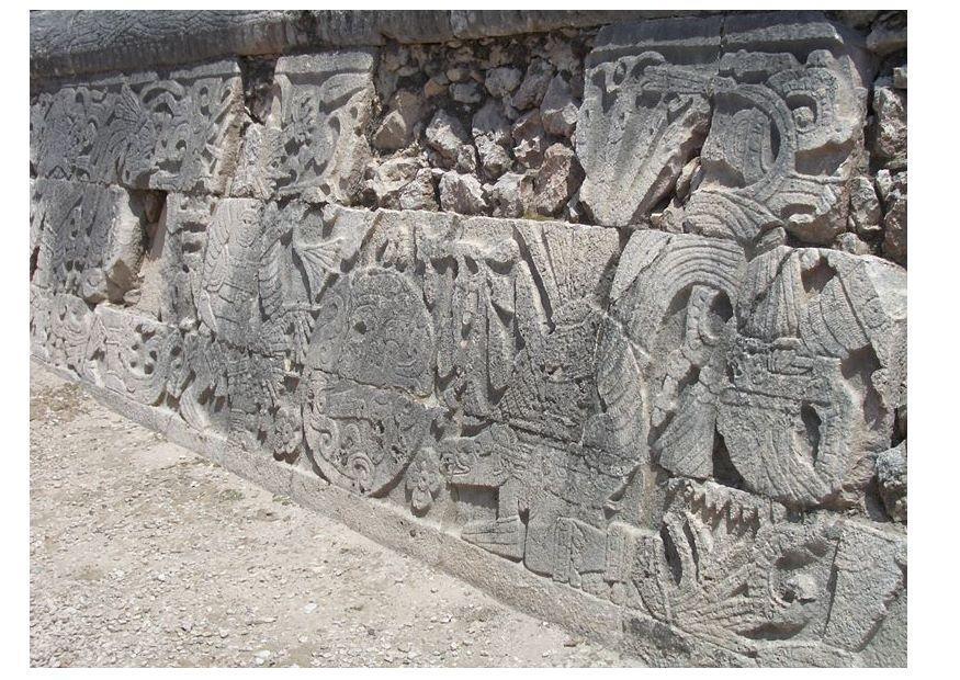 Foto chichen itza - friso na parede de um estA¡dio