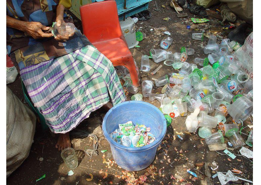 classificaA§A£o de lixo em favela em jakarta Foto classificaA§A£o de lixo em favela em jakarta