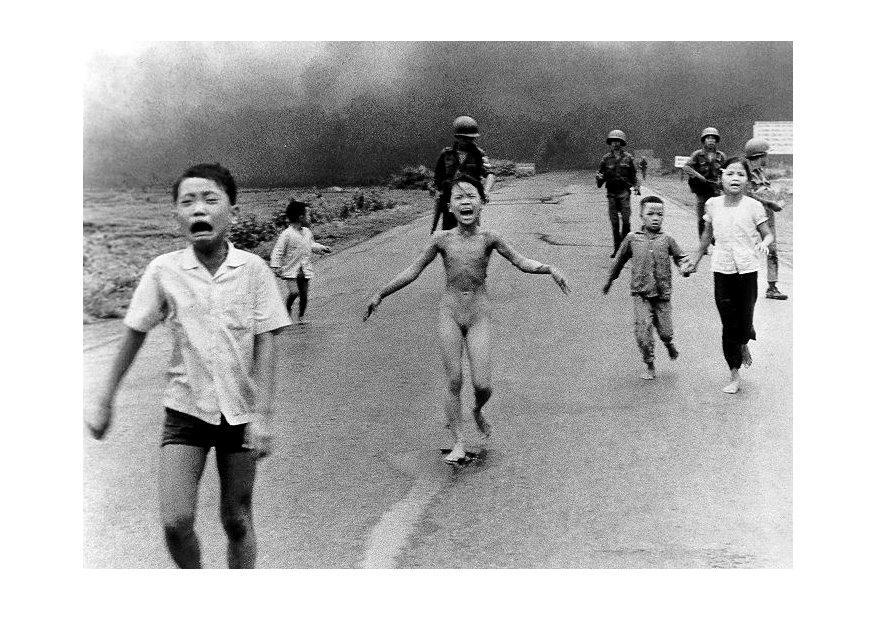 crianA§as depois do ataque a napalm Foto crianA§as depois do ataque a napalm