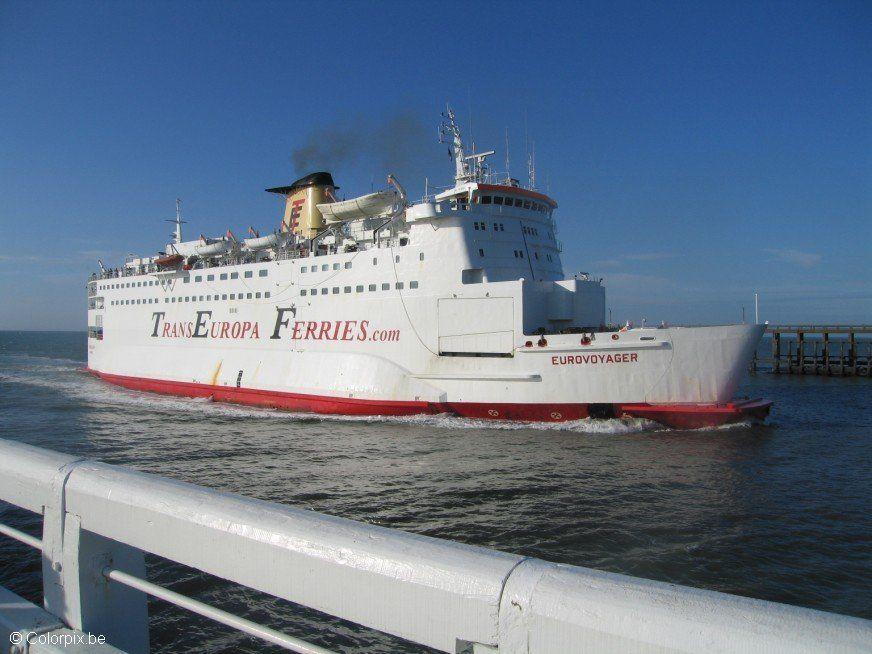 ferry entra no porto Foto ferry entra no porto