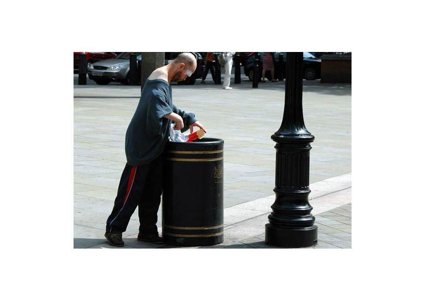 homem procurando comida em londres Foto homem procurando comida em londres