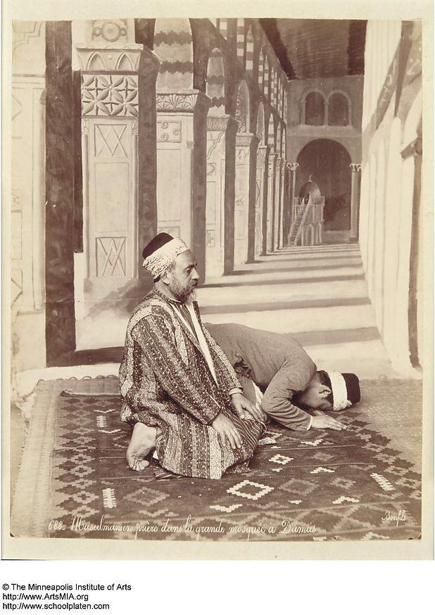 muA§ulmanos rezando na grande mesquita de dumas Foto muA§ulmanos rezando na grande mesquita de dumas