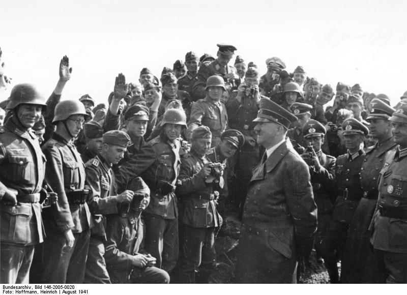 oste - hitler passando revista nas tropas Foto oste - hitler passando revista nas tropas