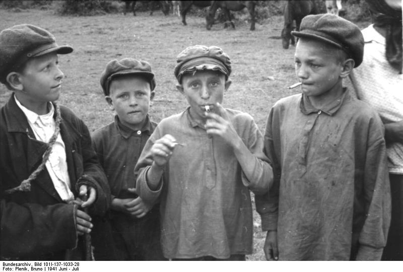 russia - crianA§as fumando Foto russia - crianA§as fumando