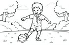 menino joga futebol no parque